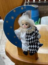 Clown Harlekin Pierrot schwarz-weiß sitzend auf Mondsichel