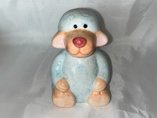 Spardose in Form eines hellblauen sitzenden Schafes