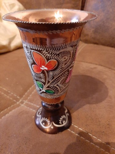 Messingvase mit farbigen