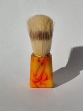 Alter Rasierpinsel mit gelb