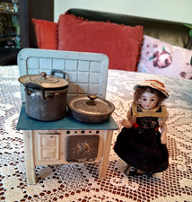 Biquit-Porzellanpuppe,Glasaugen,Originalkleidung, für eine kleine Puppenstube