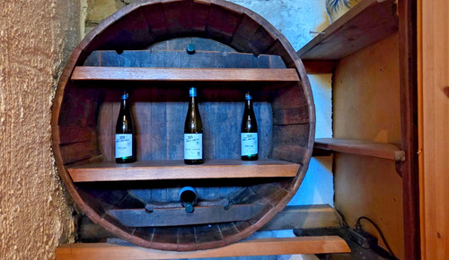 Altes weinfass als weinregal - altes,