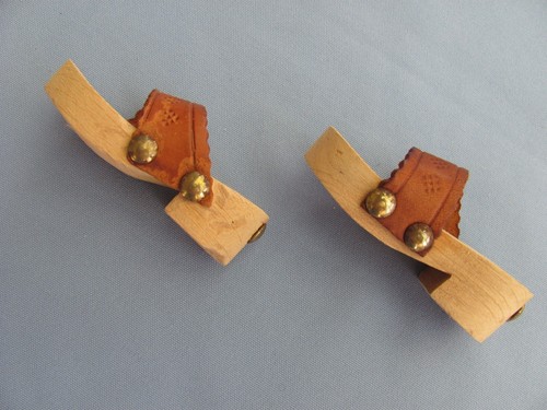 Paar alte holzschuhe mit - 1,