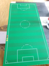 2 grüne Lego Platten als Fußballfeld je 38 x 38 cm