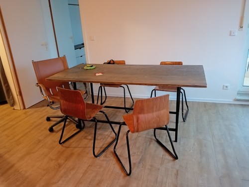 Alter tisch mit stühlen - tisch,
