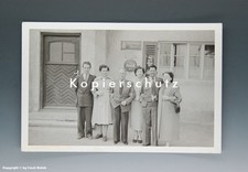 Foto Ladenfassade mit Personen + EMAILSCHILDERN um 1950