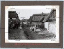 Kinder auf der Dorfstrasse im