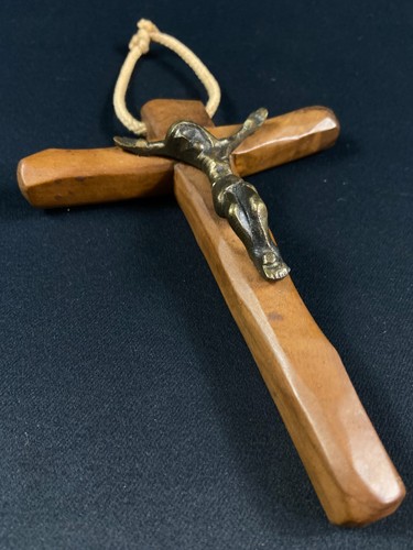 Kruzifix aus olivenholz - aus, mit
