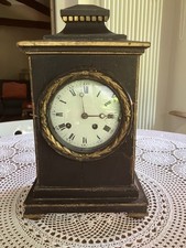 Wiener Uhr im Biedermeier-Stil.