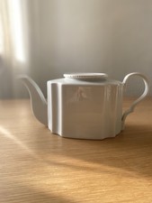 Teekanne aus Porzellan