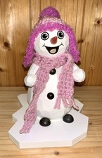 Handgeschnitzter Räuchermann Schneemann Emma mit rosa Accessoires, 16cm Hoch Neu