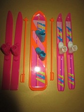 47) ZWEI PAAR ALTE BARBIE