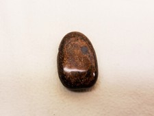 Edelsteinanhänger  Bronzit mit Kautschukband aus Sammlung