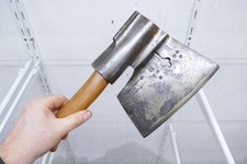 Altes Breitbeil verziert