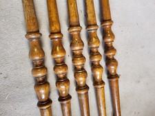 Geländerstäbe aus Hartholz vermutlich Eiche od. Buche,lackiert. 