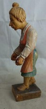 alte Holzfigur alte Frau