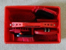 9-tlg. Putzkasten mit Zubehör rot Bürsten Striegel Wurzelbürste Konvolut Paket