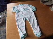 Nicki-Babyschlafanzug