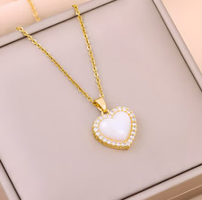 Herz Halskette – Vergoldet – Mit Perlmutt-Optik & Strass – Edles Design