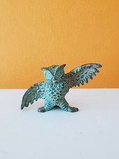 Eule Uhu Bronzefigur oder anderer Vogel auf Flusskiesel.