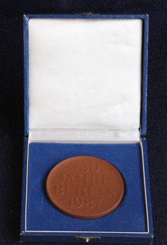Medaille aus böttgersteinzeug - medaille,