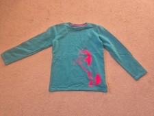 Türkiser Pullover mit pinken