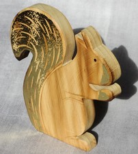 Deko-Figur aus Holz: Eichhörnchen, 15cm hoch, Natur mit Goldfarbe, Dekoration