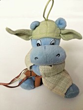 Anhänger Stofftier Plüschtier Hippo Nielpferd mit Jacke Hut Ferrero
