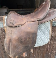 Armeesattel , Militärsattel, Kavallerie, alter Ledersattel