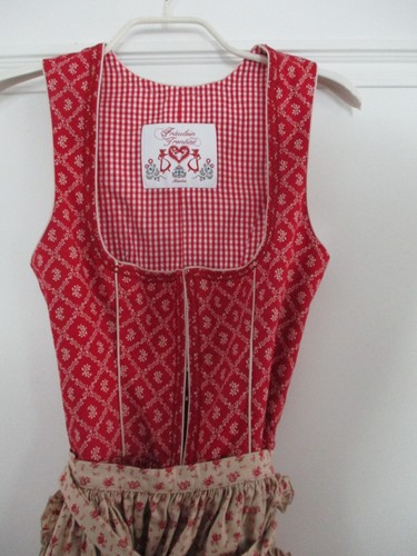 Dirndl mit eingenähtem