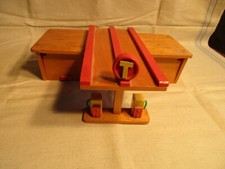 große Holz Tankstelle der