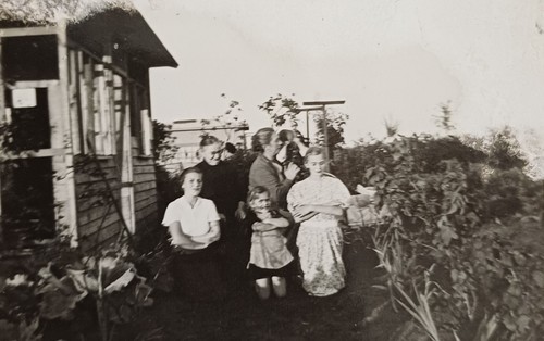 Familie steht - , im