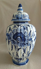 Delfter Blau:  Deckelvase aus