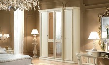 Klassischer Kleiderschrank