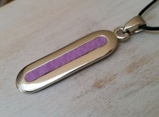 Halskette Anhänger 6,5 cm glänzend silberfarben Lederoptik lila K 64