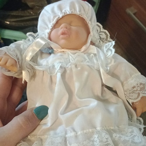 Babypuppe mit weißem