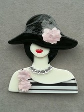 Brosche Dame Mit Hut Halskette