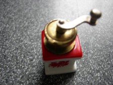 Reutter Porzellan Miniatur Kaffeemühle ca. 3,5 cm hoch und ca. 1,8 cm breit