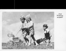 Frühlingsausfahrt mit dem Puppenwagen, DDR-Foto-Postkarte, Handabzug