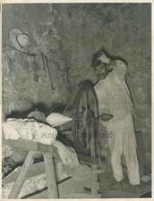 Mann am Spinnrad Wollfaden