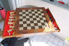 Schachspiel.  Schachfiguren. Schachbrett. Holzschnitzerei. Antik. Sammler. Holz.