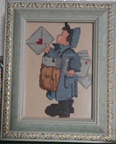 Bild fertig gestickt postbote - fertig,