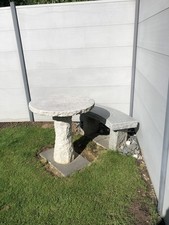Granit Gartentisch Mit Sitzbank. Größe 75 cm.H-75 cm.