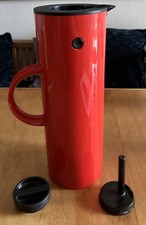 rote STELTON Thermokanne, 1 l, leichte Kratzer (s. Fotos), 2 Verschlüsse