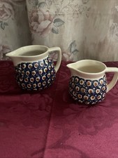 Zwei kleine Milchkännchen aus