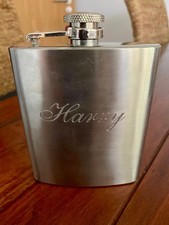 Flachmann, 4 Schnapsbecher im Lederetui, 1 Trichter, alles Edelstahl, graviert