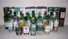 35 leere Whiskyflaschen