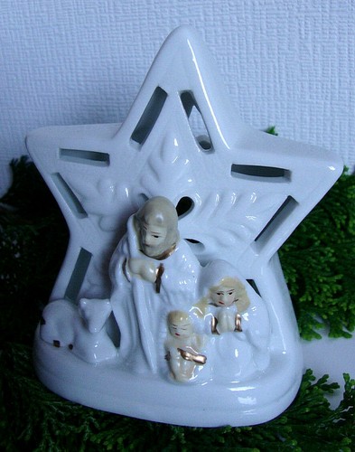 Krippe--Porzellan-Figur-weiß-