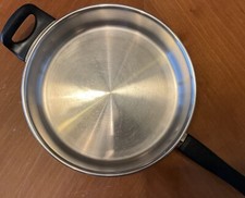 Brat und Schmorpfanne aus