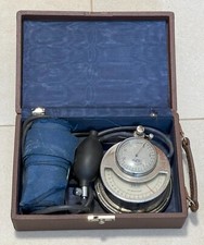 Altes Blutdruckmessgerät, ELWE, Oszillometer,  Sphygmofon, in original Schachtel